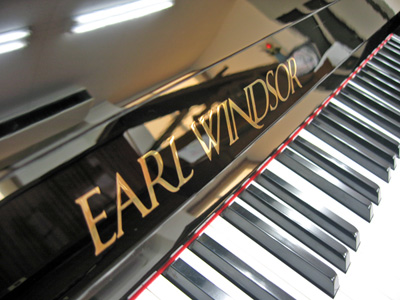 EARL WINDSOE（日本製）黒艶出し 猫脚モデル 名古屋のピアノ専門店